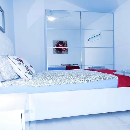 Holiday Exclusive Апартаменты *